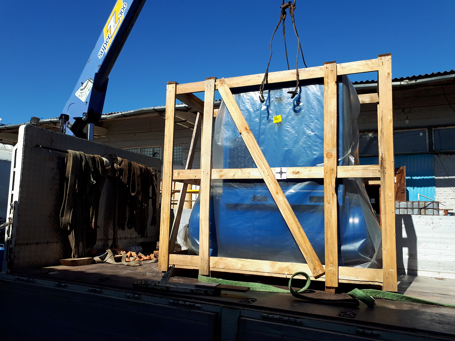 Отгрузка винтового компрессора в цех по производству мебели