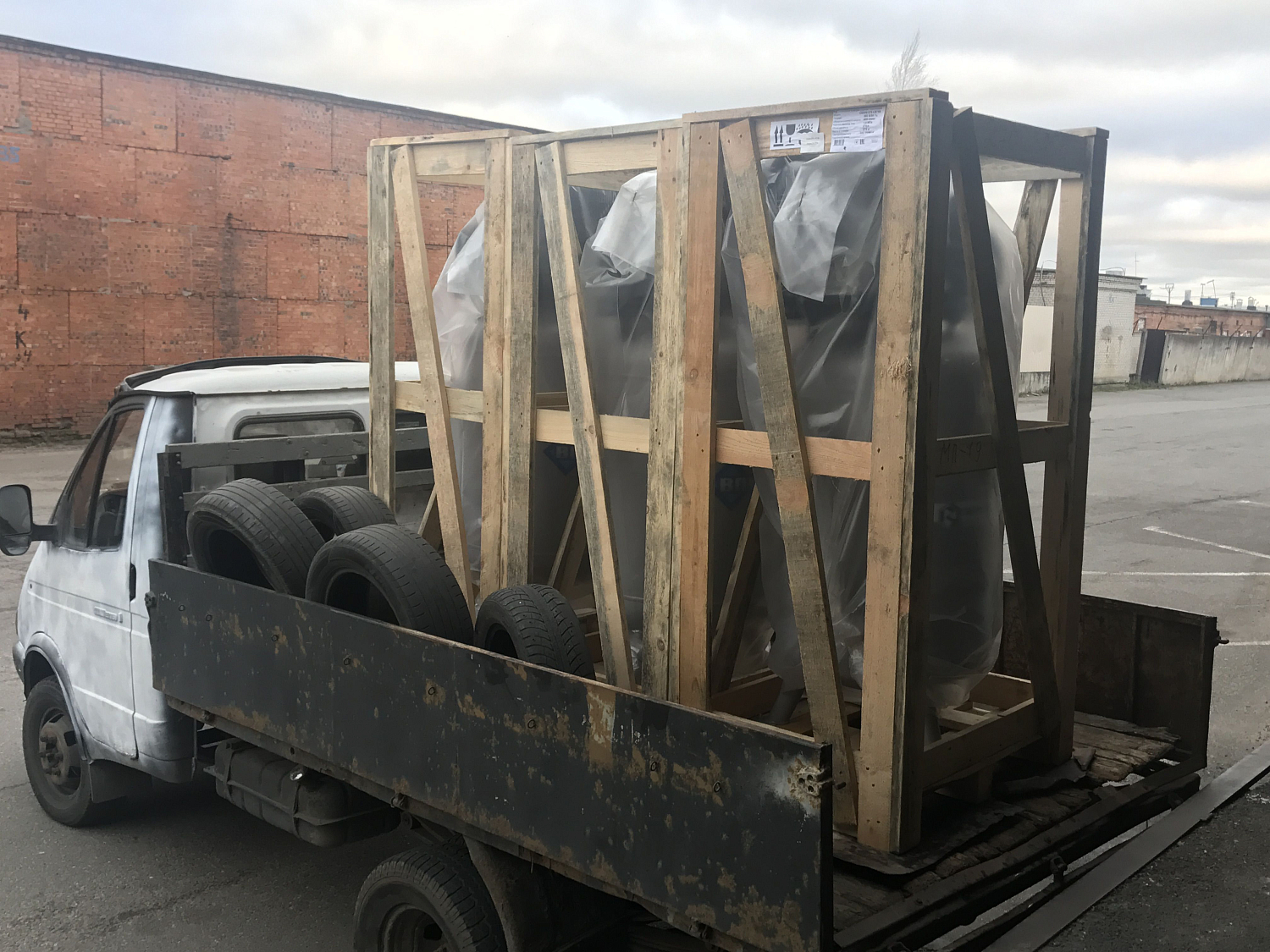 Поставка вертикальных компрессоров клиенту для шиномонтажа Поставка вертикальных компрессоров клиенту для шиномонтажа